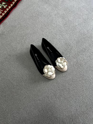 Siyah Renk 36–43 numara arası, tam kalıp, zincir detaylı  çiçek bej renk zarif babet