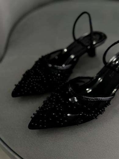 Siyah Renk 5 cm topuklu stiletto, zarif taş detaylarıyla şık ve rahat bir kullanım sunar
