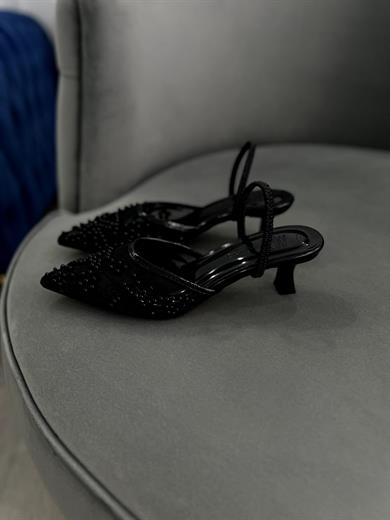 Siyah Renk 5 cm topuklu stiletto, zarif taş detaylarıyla şık ve rahat bir kullanım sunar