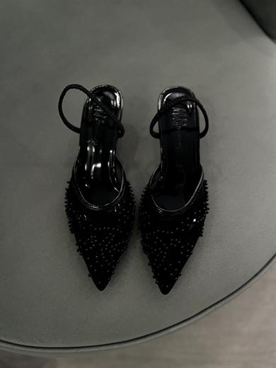 Siyah Renk 5 cm topuklu stiletto, zarif taş detaylarıyla şık ve rahat bir kullanım sunar