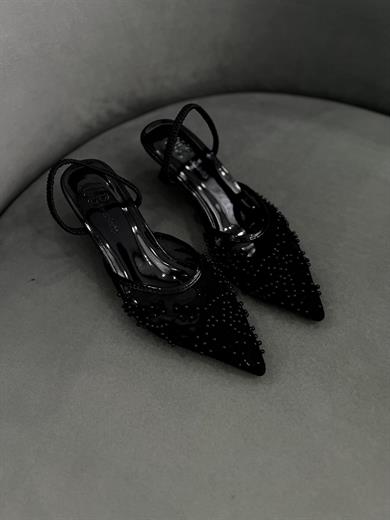 Siyah Renk 5 cm topuklu stiletto, zarif taş detaylarıyla şık ve rahat bir kullanım sunar