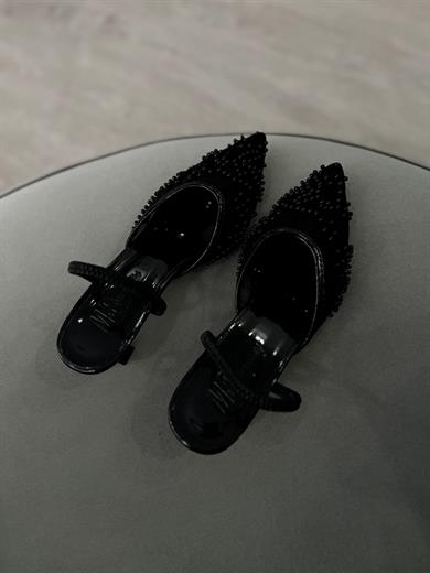 Siyah Renk 5 cm topuklu stiletto, zarif taş detaylarıyla şık ve rahat bir kullanım sunar