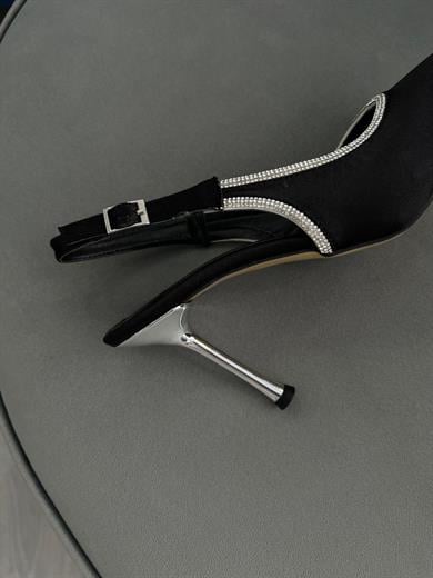 Siyah renk, taş detaylı sivri burun kadın stiletto. 9 cm topuklu, arka bantlı şık tasarım