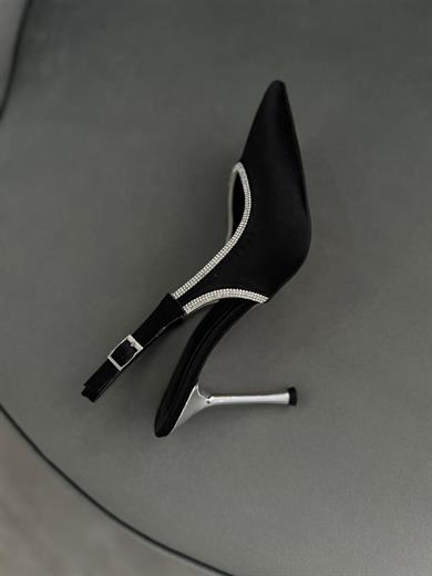 Siyah renk, taş detaylı sivri burun kadın stiletto. 9 cm topuklu, arka bantlı şık tasarım