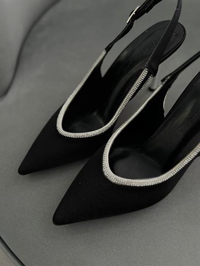 Siyah renk, taş detaylı sivri burun kadın stiletto. 9 cm topuklu, arka bantlı şık tasarım