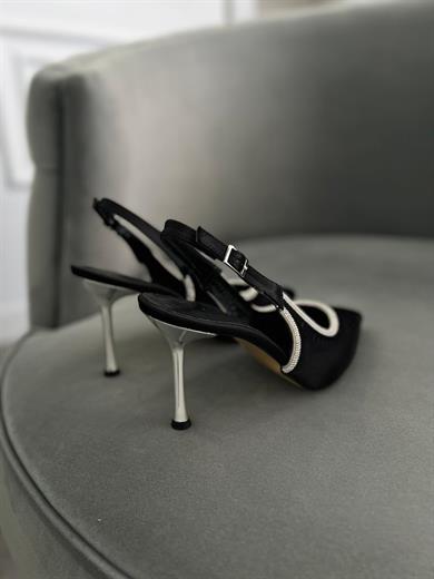 Siyah renk, taş detaylı sivri burun kadın stiletto. 9 cm topuklu, arka bantlı şık tasarım