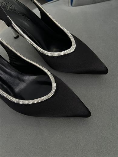 Siyah renk, taş detaylı sivri burun kadın stiletto. 9 cm topuklu, arka bantlı şık tasarım