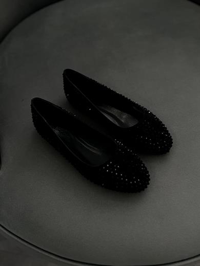 Siyah Renk Zarif taş detaylarıyla şık ve rahat. Günlük ve özel günler için ideal. 36-43 numara arası mevcuttur