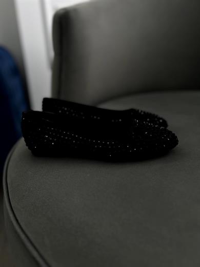 Siyah Renk Zarif taş detaylarıyla şık ve rahat. Günlük ve özel günler için ideal. 36-43 numara arası mevcuttur