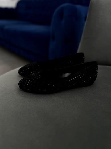 Siyah Renk Zarif taş detaylarıyla şık ve rahat. Günlük ve özel günler için ideal. 36-43 numara arası mevcuttur
