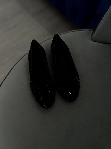 Siyah Renk Zarif taş detaylarıyla şık ve rahat. Günlük ve özel günler için ideal. 36-43 numara arası mevcuttur