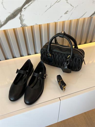 siyah Renk Zarif tasarımı ve konforlu yapısıyla her kombine uyum sağlayan şık babet ve  kombin  çanta 