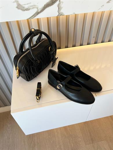 siyah Renk Zarif tasarımı ve konforlu yapısıyla her kombine uyum sağlayan şık babet ve  kombin  çanta 