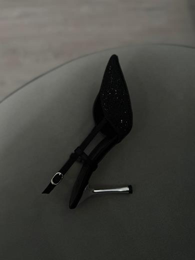 siyah  renk.zarif sivri burun tasarımı ve ışıltılı taş detaylarıyla özel günler için ideal, 9 cm topuklu şık ayakkabı.