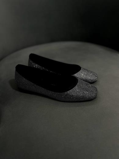 Siyah Sancan Renk Zarif taş detaylarıyla şıklığı ön plana çıkaran bu babet, gün boyu konfor sunar. Yumuşak iç tabanı ve tam kalıp yapısıyla rahat bir kullanım sağlar. Günlük ve özel kombinler için idealdir
