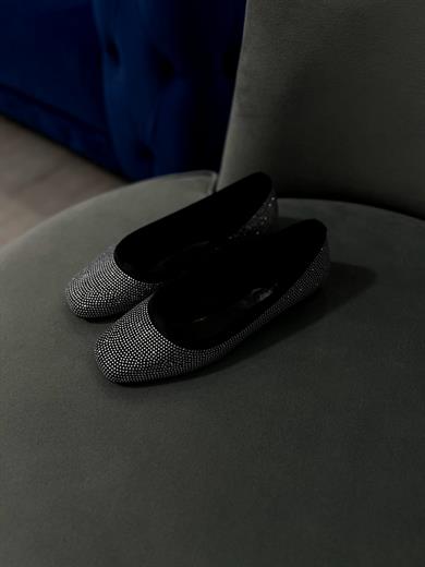 Siyah Sancan Renk Zarif taş detaylarıyla şıklığı ön plana çıkaran bu babet, gün boyu konfor sunar. Yumuşak iç tabanı ve tam kalıp yapısıyla rahat bir kullanım sağlar. Günlük ve özel kombinler için idealdir