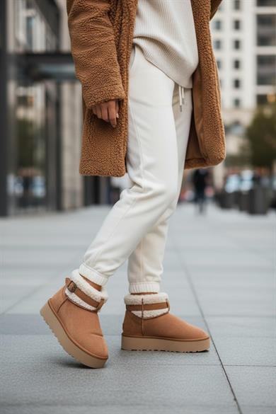 Taba İçi kürklü, süet görünümlü kısa bot. 4 cm taban yüksekliğiyle sıcak ve rahat kullanım sunar