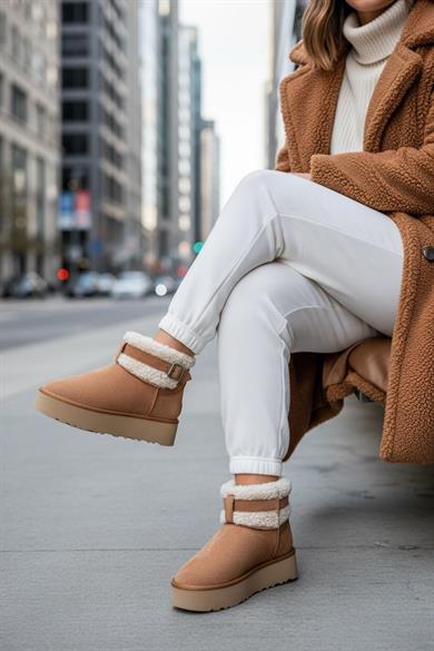 Taba İçi kürklü, süet görünümlü kısa bot. 4 cm taban yüksekliğiyle sıcak ve rahat kullanım sunar