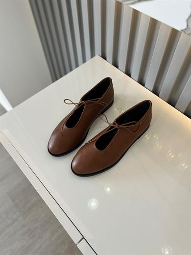 Taba  kadın ayakkabısı.ve bağcıklı ön detayı ile hem klasik hem de modern kombinlere uyum sağlar 