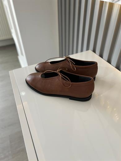 Taba  kadın ayakkabısı.ve bağcıklı ön detayı ile hem klasik hem de modern kombinlere uyum sağlar 