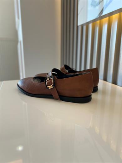 Taba Renk Zarif tasarımı ve konforlu yapısıyla her kombine uyum sağlayan şık babet