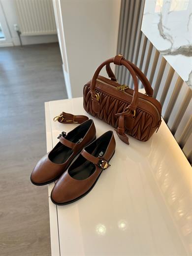 taba  Renk Zarif tasarımı ve konforlu yapısıyla her kombine uyum sağlayan şık babet ve  kombin  çanta 