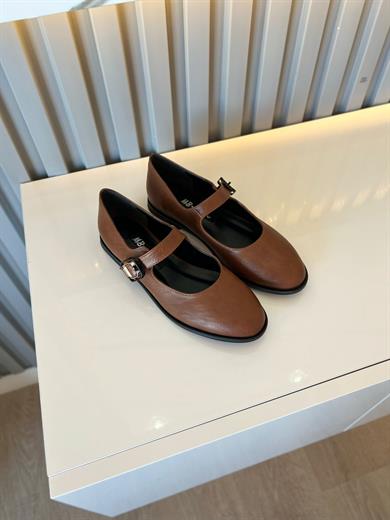 Taba Renk Zarif tasarımı ve konforlu yapısıyla her kombine uyum sağlayan şık babet