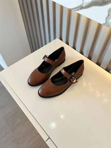 Taba Renk Zarif tasarımı ve konforlu yapısıyla her kombine uyum sağlayan şık babet