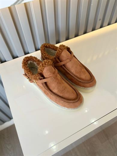 Taba  RenkYumuşak kürk astarı ve süet görünümlü dış tasarımıyla kışın vazgeçilmezi. Hafif tabanı ve şık toka detayıyla hem rahat hem stil sahib