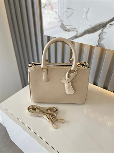 Zarif bej el & omuz çantası çıkarılabilir askısıyla hem elde hem de omuzda kullanım rahatlığı 