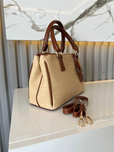 Zarif hasır desenlı  taba el & omuz çantası çıkarılabilir askısıyla hem elde hem de omuzda kullanım rahatlığı 