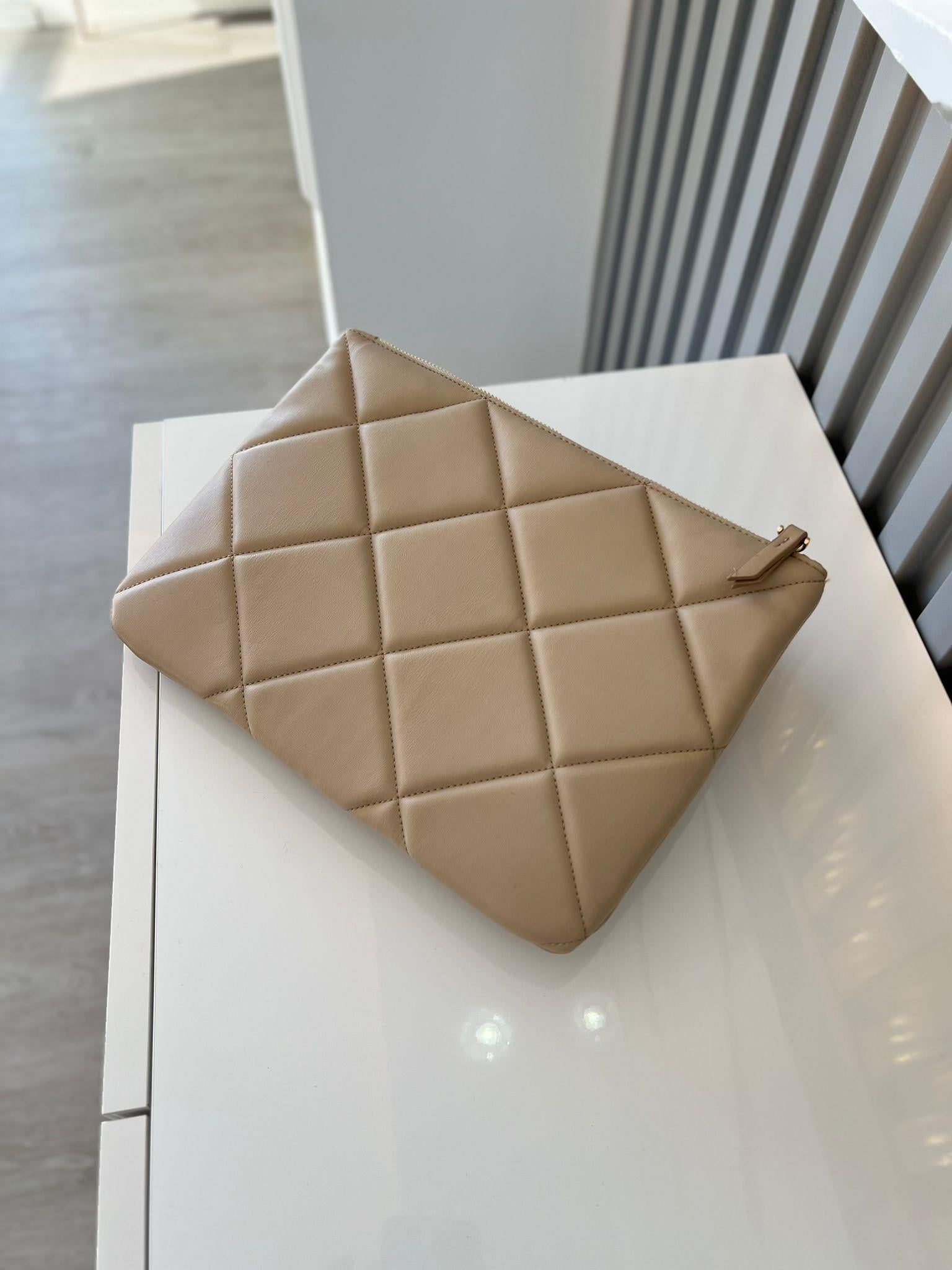  Bej Kapitone Şık Clutch  Zarif ve Minimal Tasarım