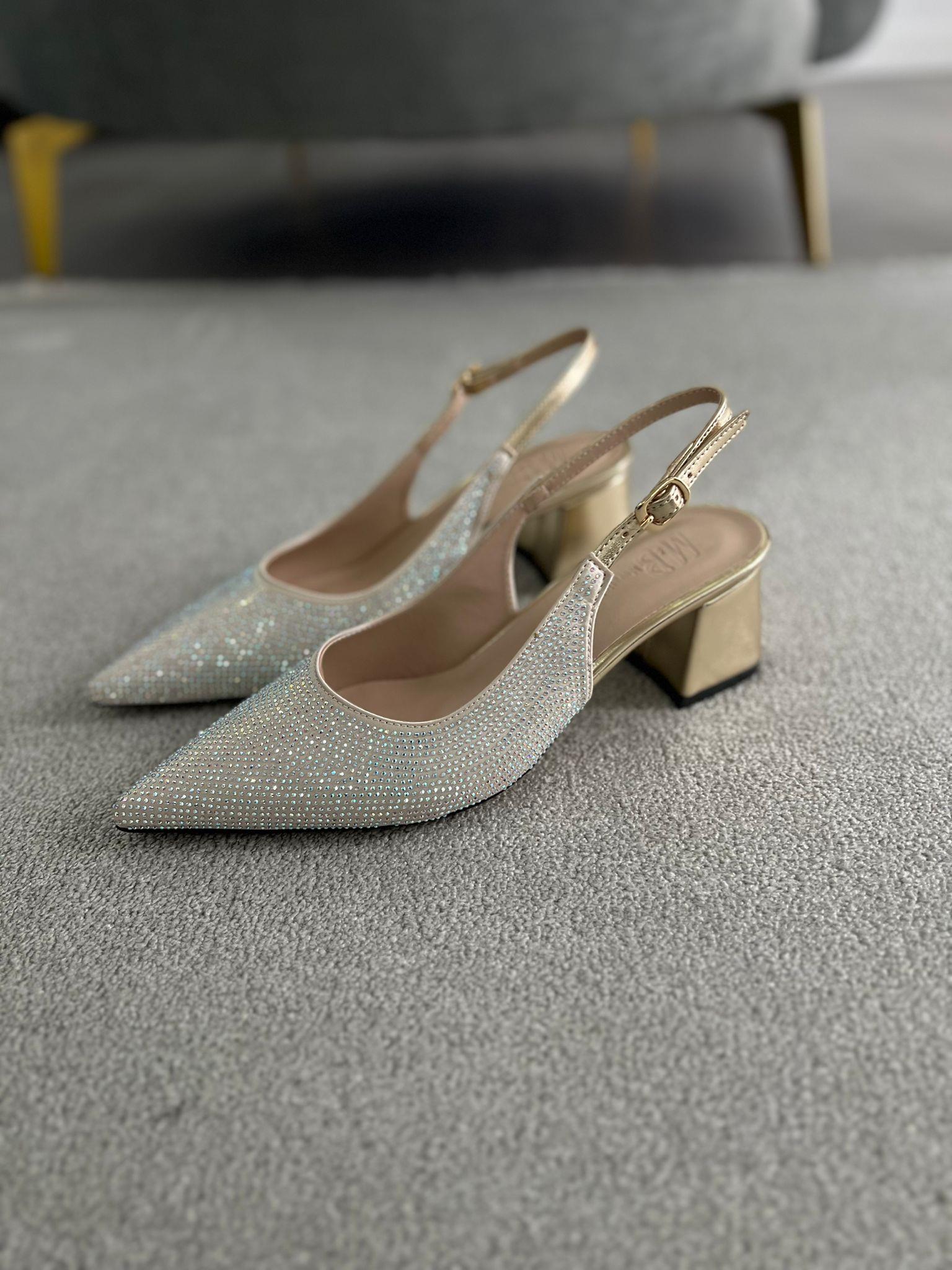 bej, 5 cm kalın topuklu, sivri burunlu ve arkası tokalı şık davet ayakkabısı