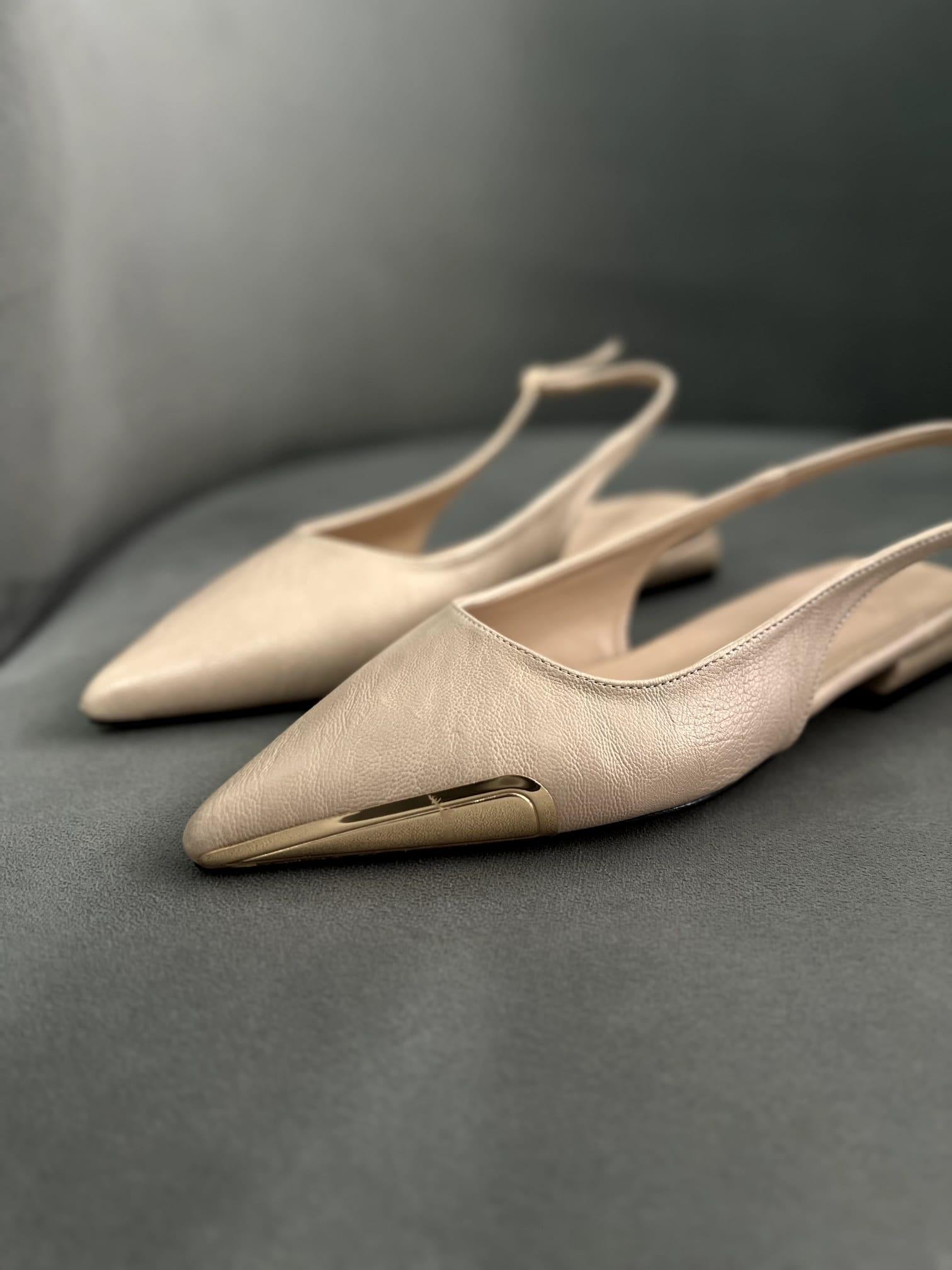 bej gold uç detaylı babet . Şık, rahat ve tam kalıptır. 36–43 numara.