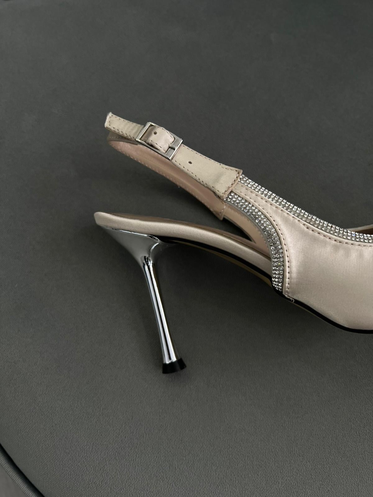 Bej renk, taş detaylı sivri burun kadın stiletto. 9 cm topuklu, arka bantlı şık tasarım