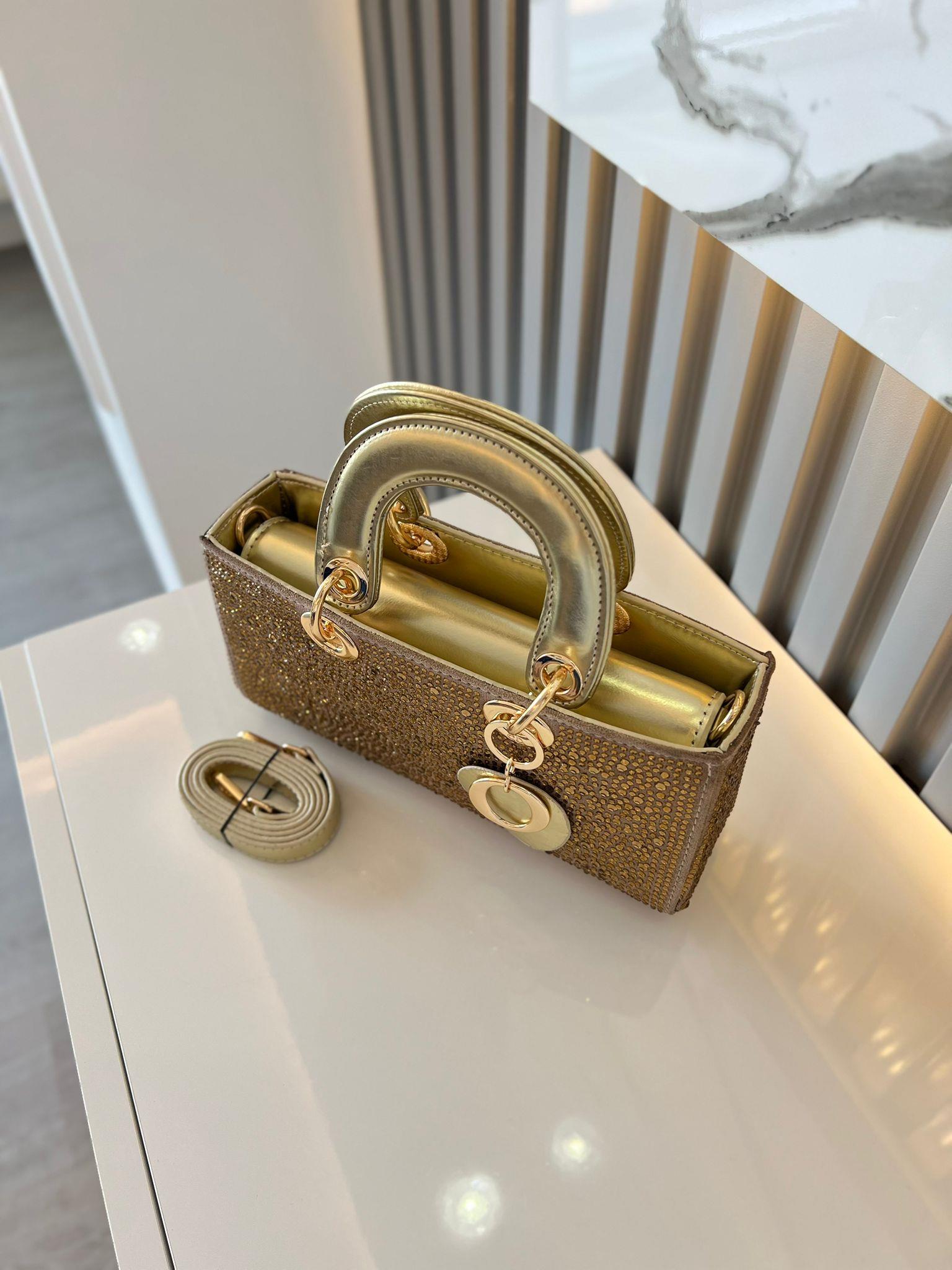 DİAMOND TAŞLİ ÇANTA GOLD Çanta ölçüm boy 14 cm genişlik  27 cm İçerisinde bir adet fermuarlı cep bulunmaktadır ve bir adet Gold detaylı askı bulunmaktadır