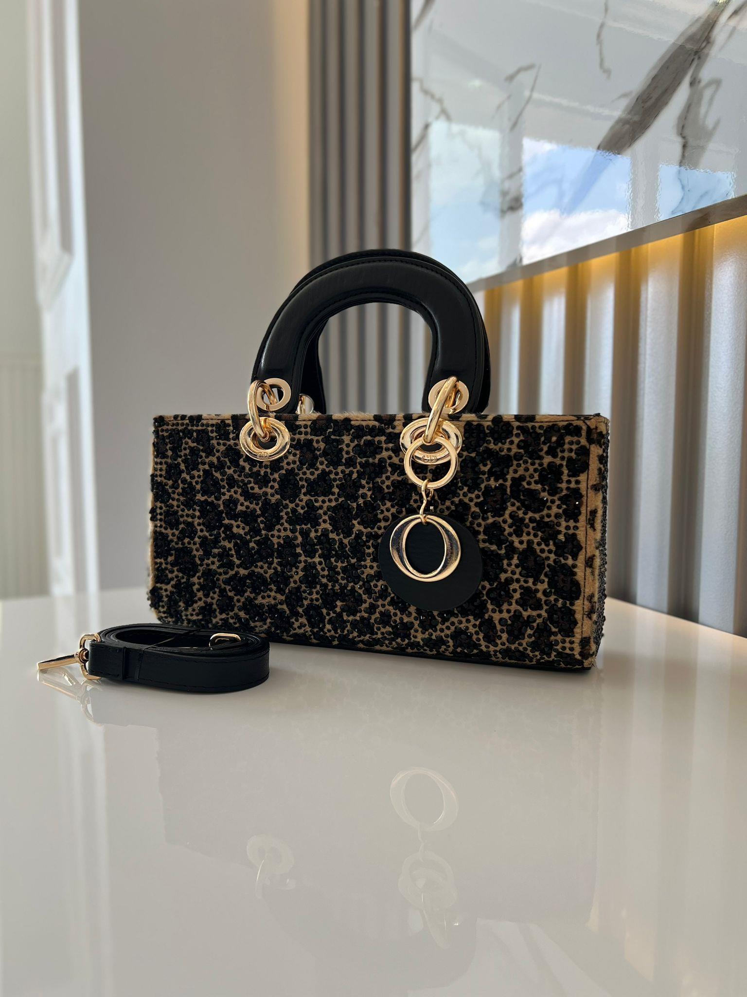 DİAMOND TAŞLİ ÇANTA LEOPAR Çanta ölçüm boy 14 cm genişlik  27 cm İçerisinde bir adet fermuarlı cep bulunmaktadır ve bir adet Gold detaylı askı bulunmaktadır