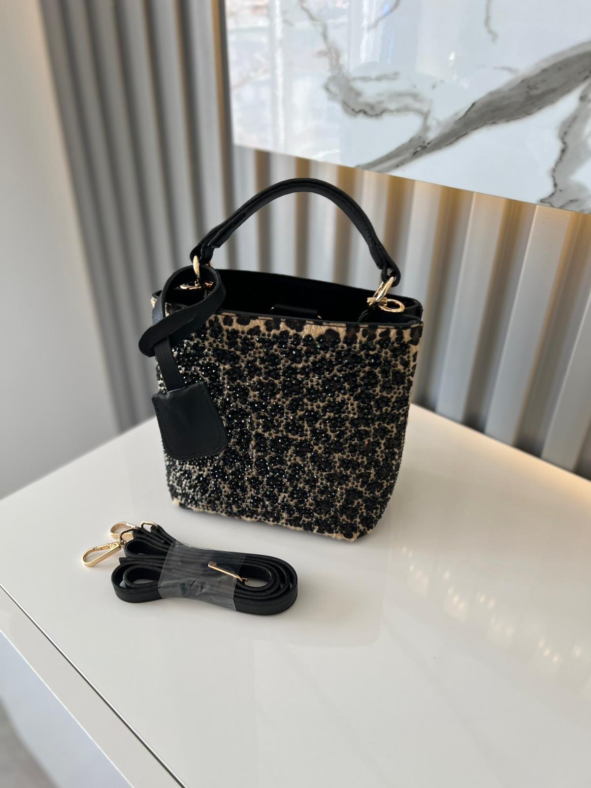 DİAMOND TAŞLİ ÇANTA LEOPAR İçerisinde bir adet fermuarlı cep bulunmaktadır ve bir adet Gold detaylı askı bulunmaktadır Çanta ölçüm boy 18 cm genişlik 19 cm