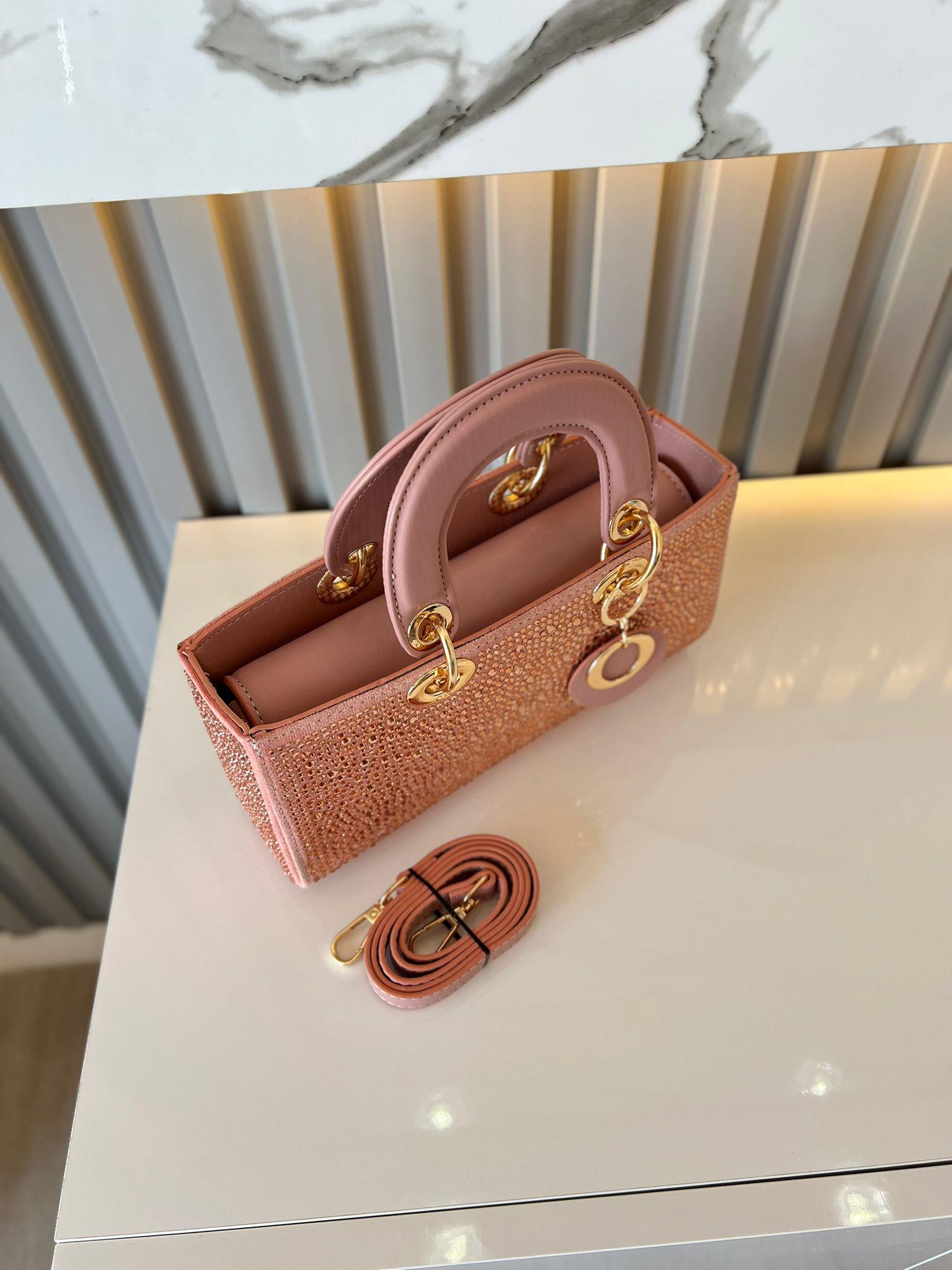 DİAMOND TAŞLİ ÇANTA PUDER Çanta ölçüm boy 14 cm genişlik  27 cm İçerisinde bir adet fermuarlı cep bulunmaktadır ve bir adet Gold detaylı askı bulunmaktadır