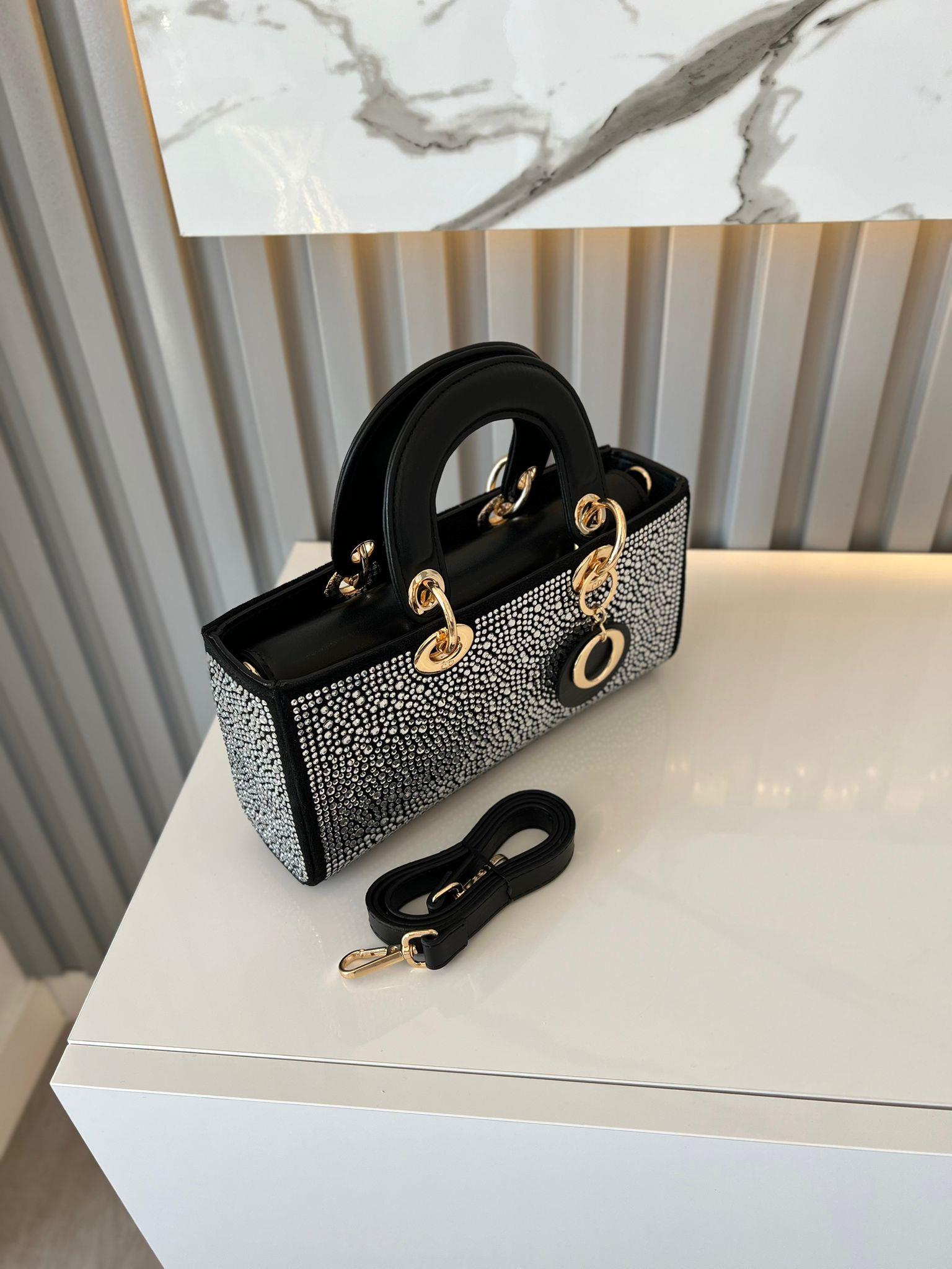 DİAMOND TAŞLİ ÇANTA SİYAH TAŞ BEYAZ Çanta ölçüm boy 14 cm genişlik  27 cm İçerisinde bir adet fermuarlı cep bulunmaktadır ve bir adet Gold detaylı askı bulunmaktadır