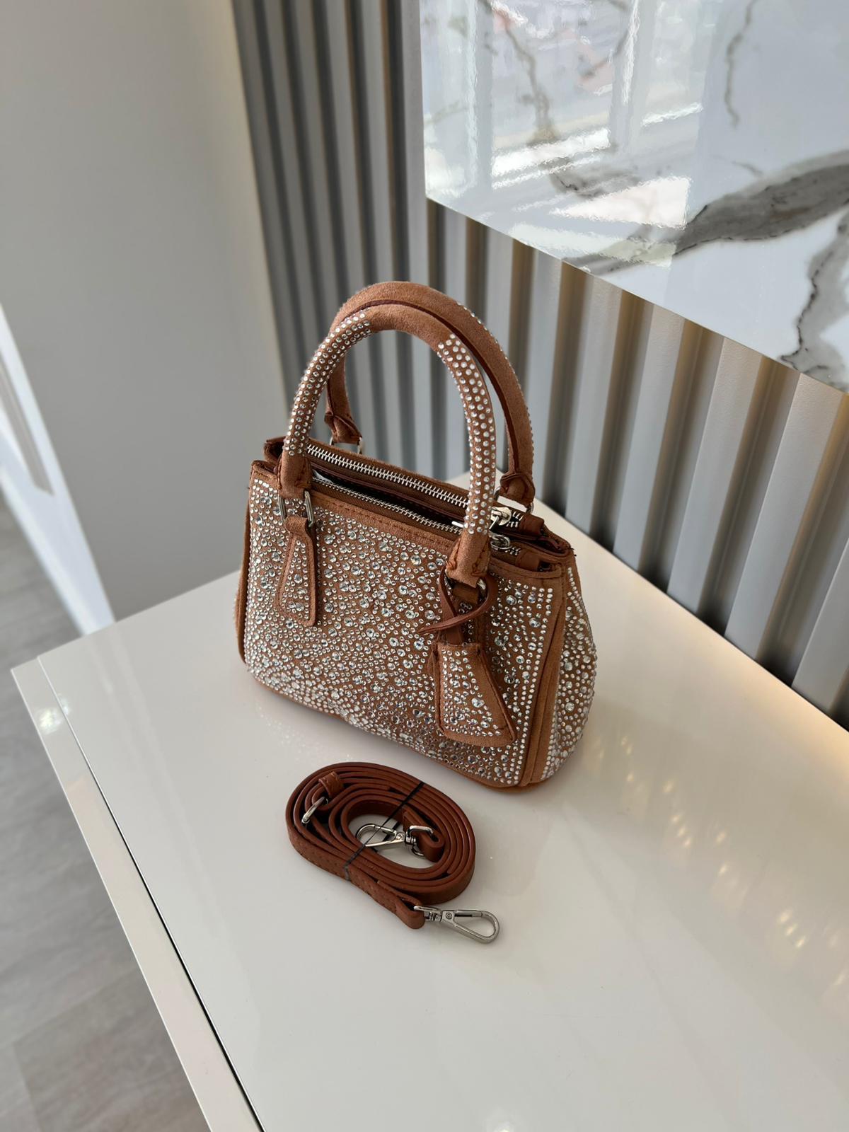 DİAMOND TAŞLİ ÇANTA TABA İçerisinde bir adet fermuarlı cep bulunmaktadır ve bir adet Gold detaylı askı bulunmaktadır