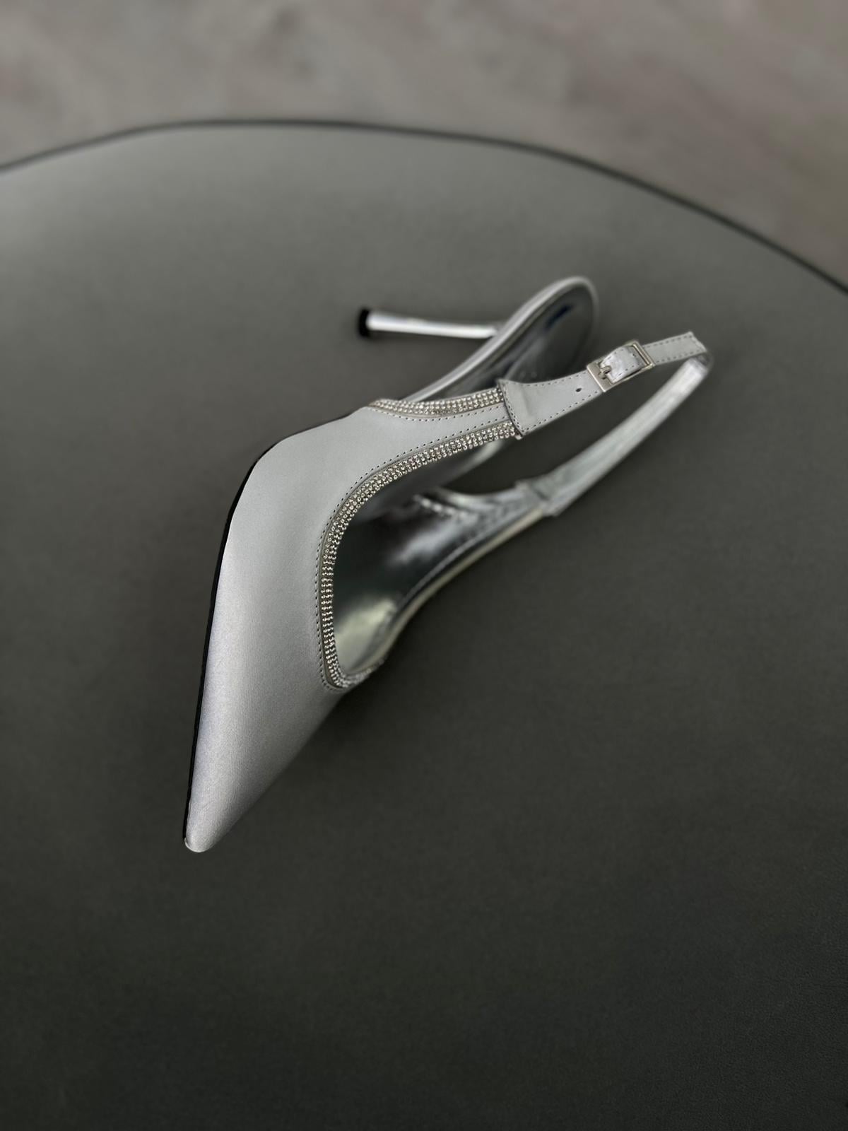 Gümüş renk, taş detaylı sivri burun kadın stiletto. 9 cm topuklu, arka bantlı şık tasarım