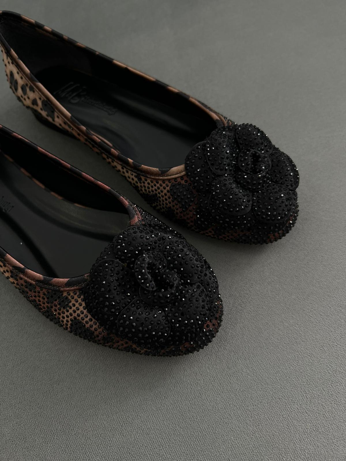 Leopar Renk 36–43 numara arası tam kalıp, tamamı taş işlemeli zarif çiçek detaylı babet. Şık davetler ve özel günler için göz alıcı bir model