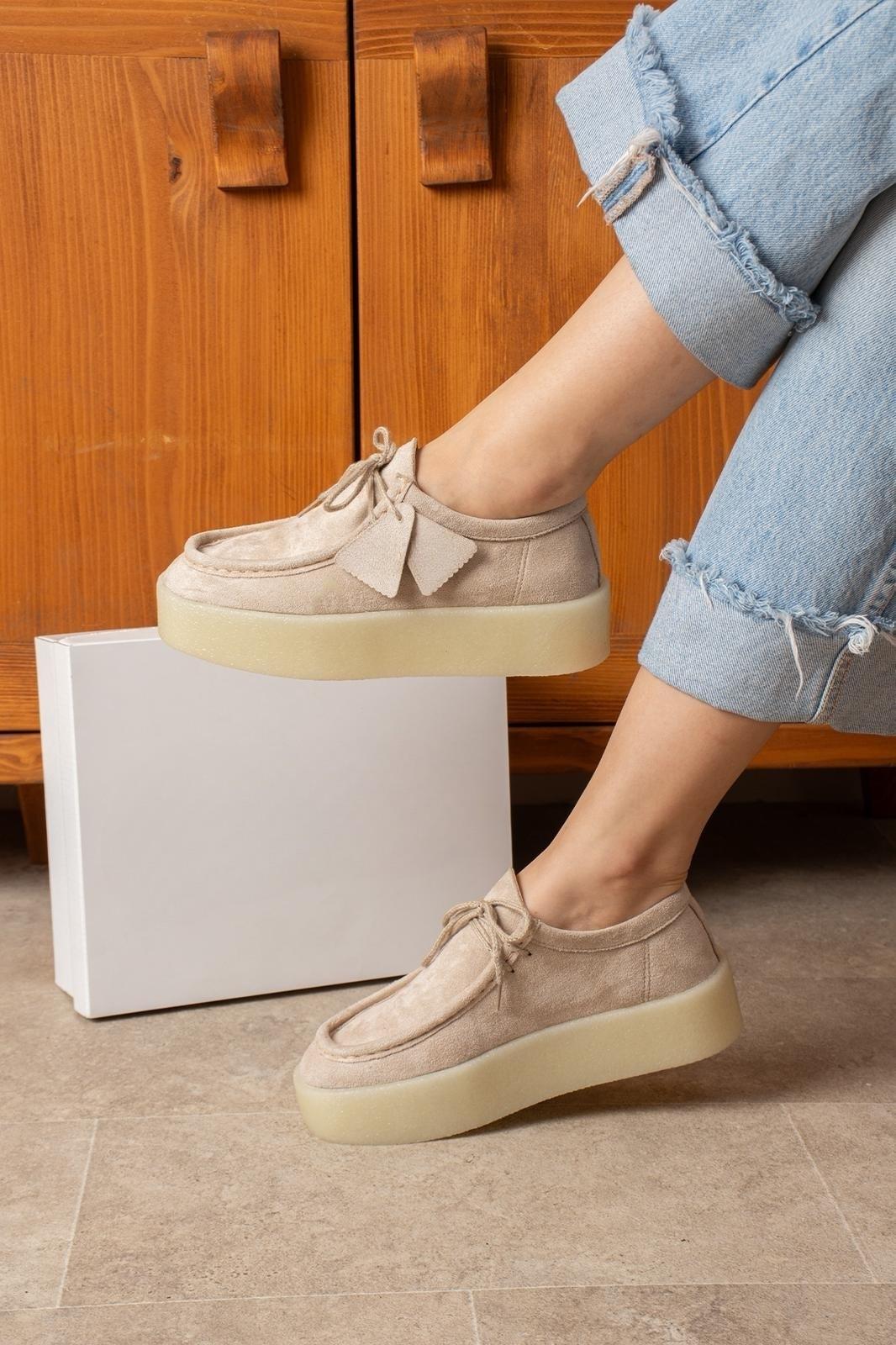 Loafer bej süet görünümlü ayakkabı;  4 cm kalın tabanı, rahat yapısı 