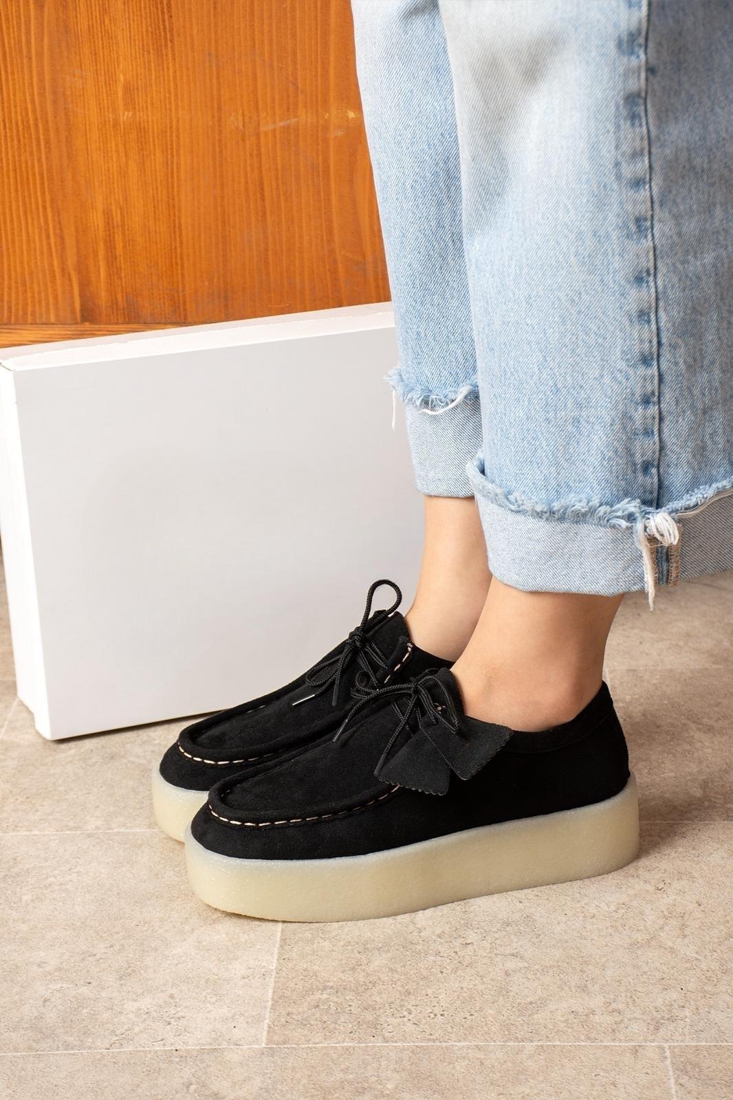 Loafer siyah süet görünümlü ayakkabı; bej 4 cm kalın tabanı, rahat yapısı 