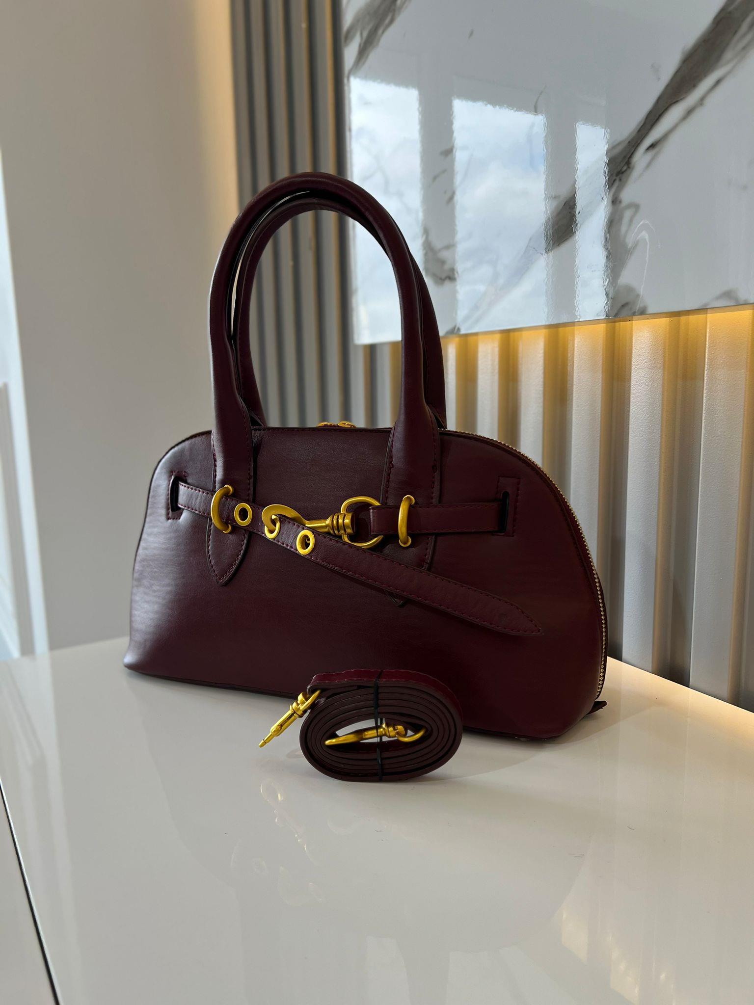 MAT bordo  Çanta ölçüm boy 17 cm genişlik  33 cm ve bir adet  askı bulunmaktadı