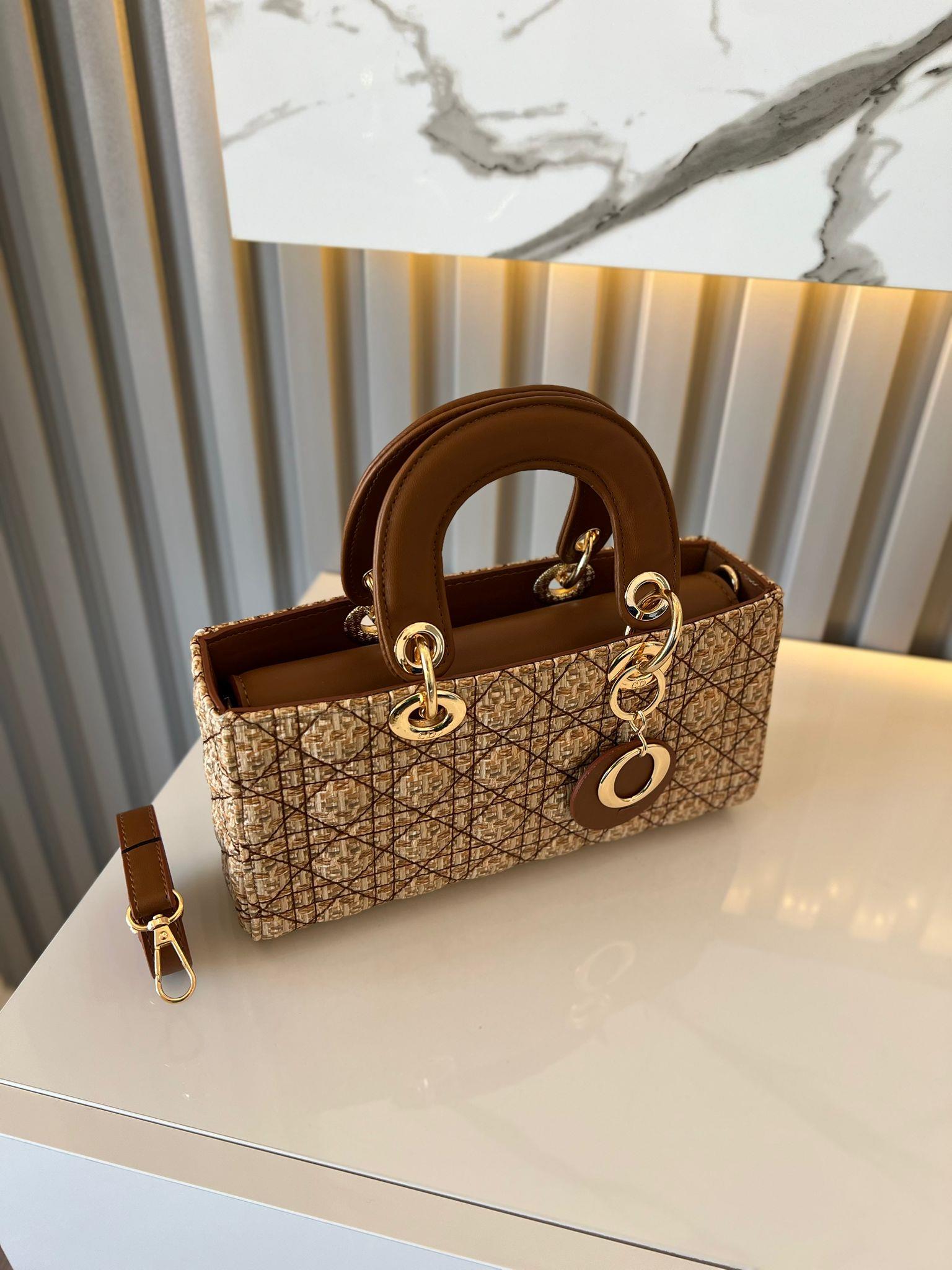 MAT KARE DESENLİ BEJ HASIR Çanta ölçüm boy 14 cm genişlik  27 cm ve bir adet Gold detaylı askı bulunmaktadır