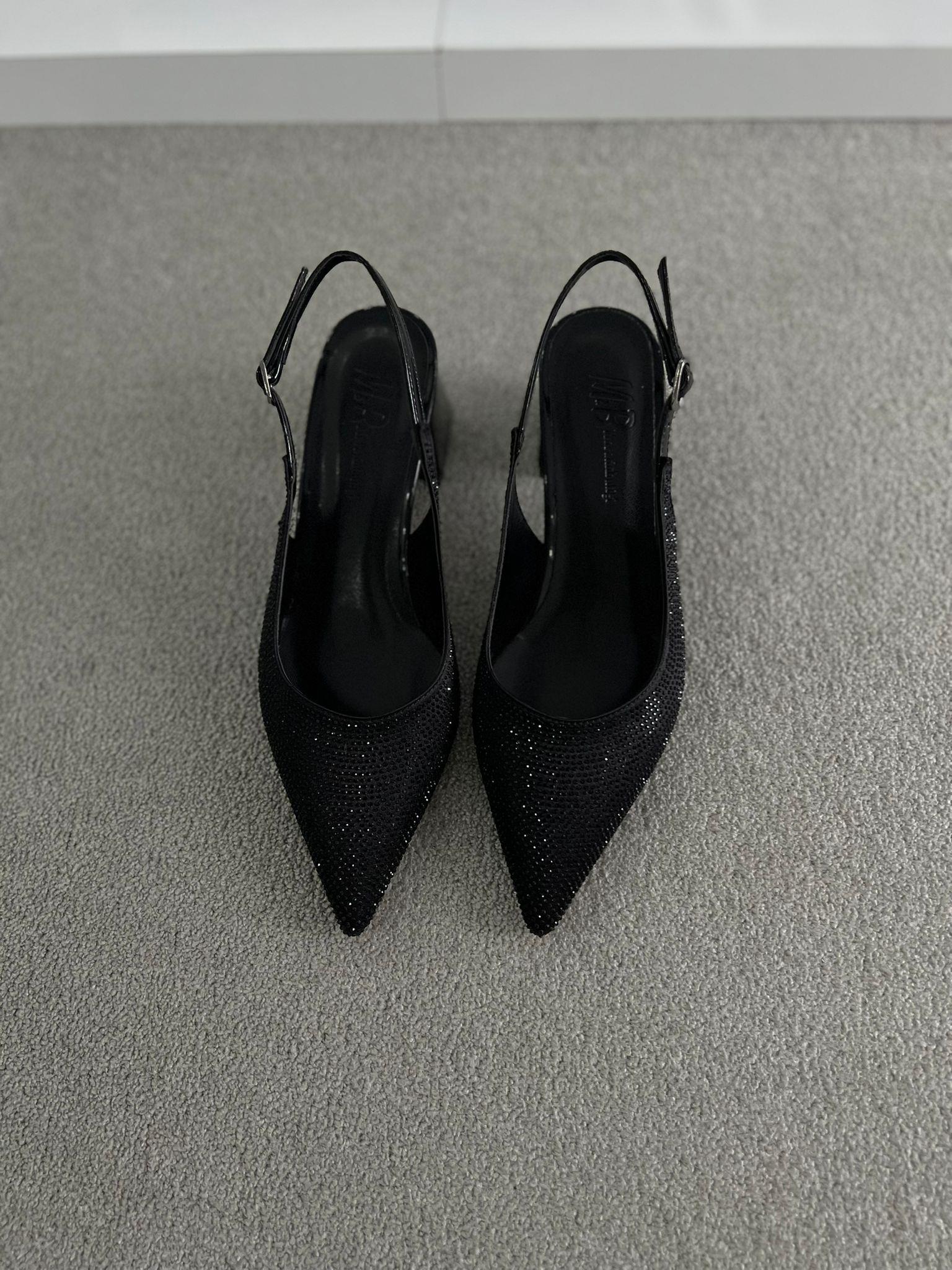 siyah, 5 cm kalın topuklu, sivri burunlu ve arkası tokalı şık davet ayakkabısı