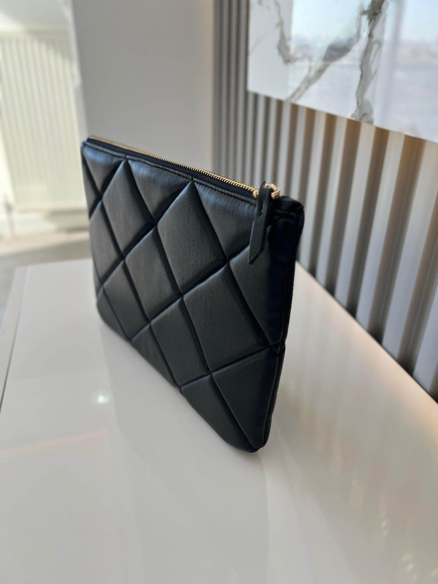 Siyah Kapitone Şık Clutch  Zarif ve Minimal Tasarım