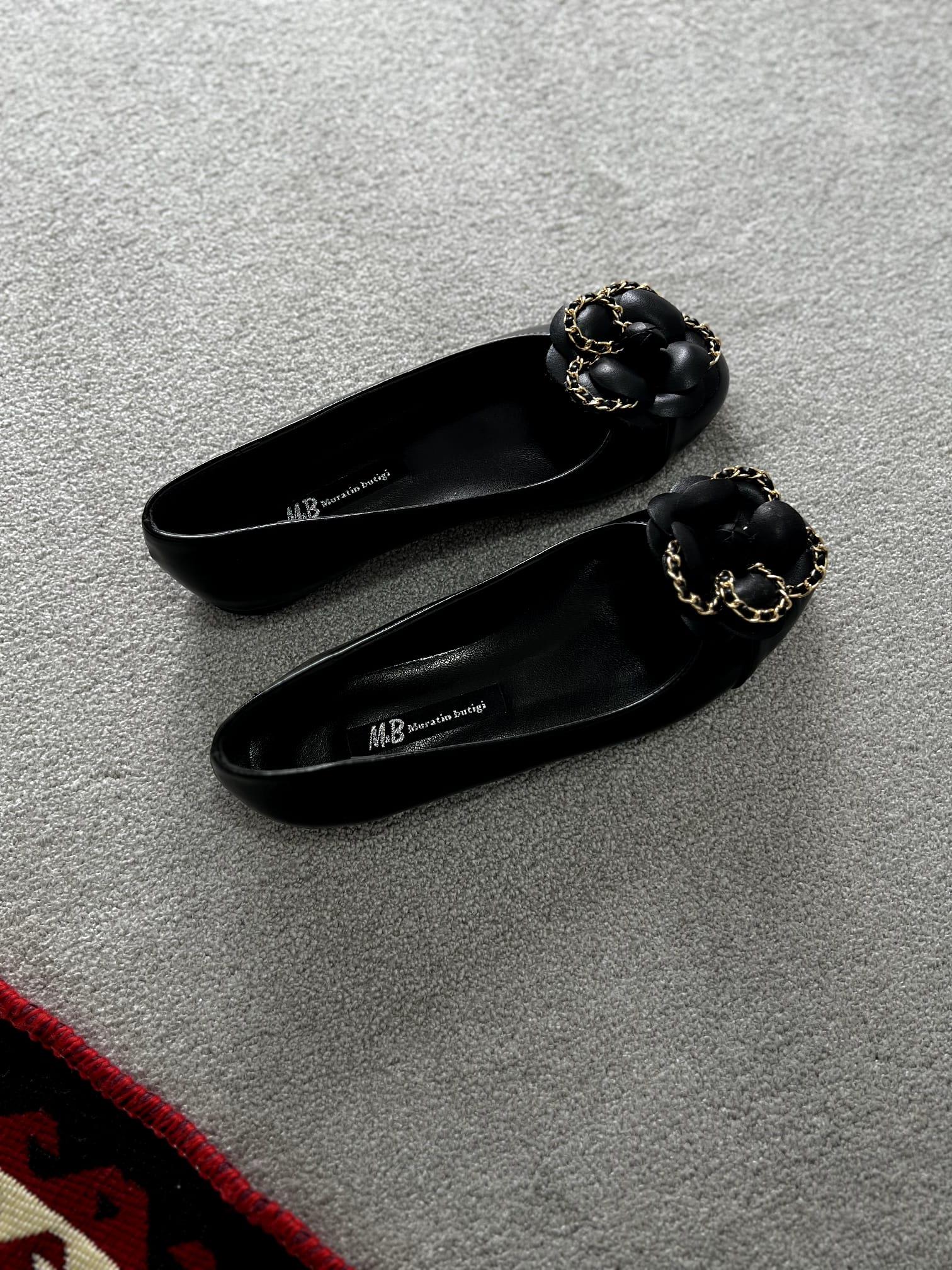 Siyah Renk 36–43 numara arası, tam kalıp, zincir detaylı  çiçek  zarif babet